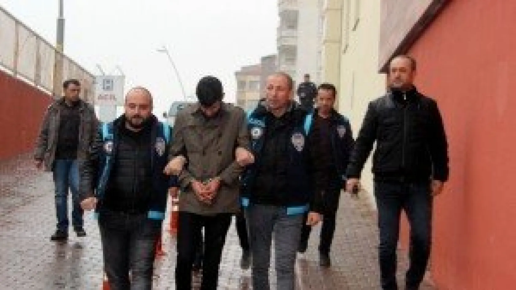 Dolandırıcılara 40 bin TL'yi balkondan attı