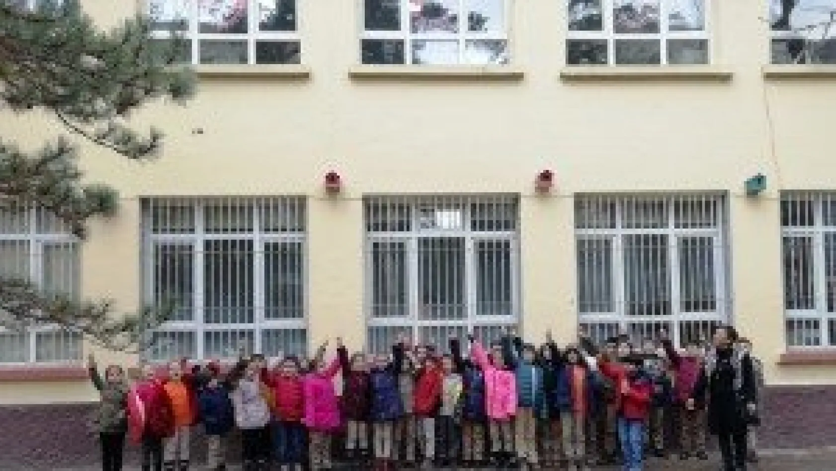 İlkokul öğrencileri kış günlerinde kuşlara sahip çıktı