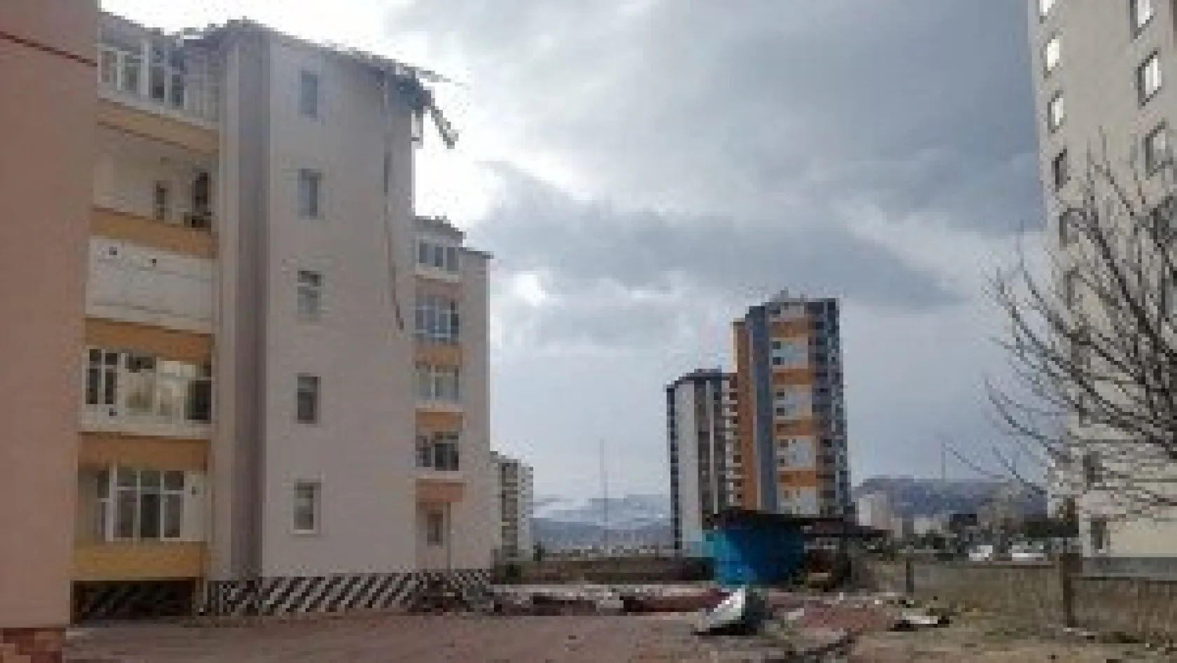 Şiddetli Rüzgar Çatıları Uçurdu