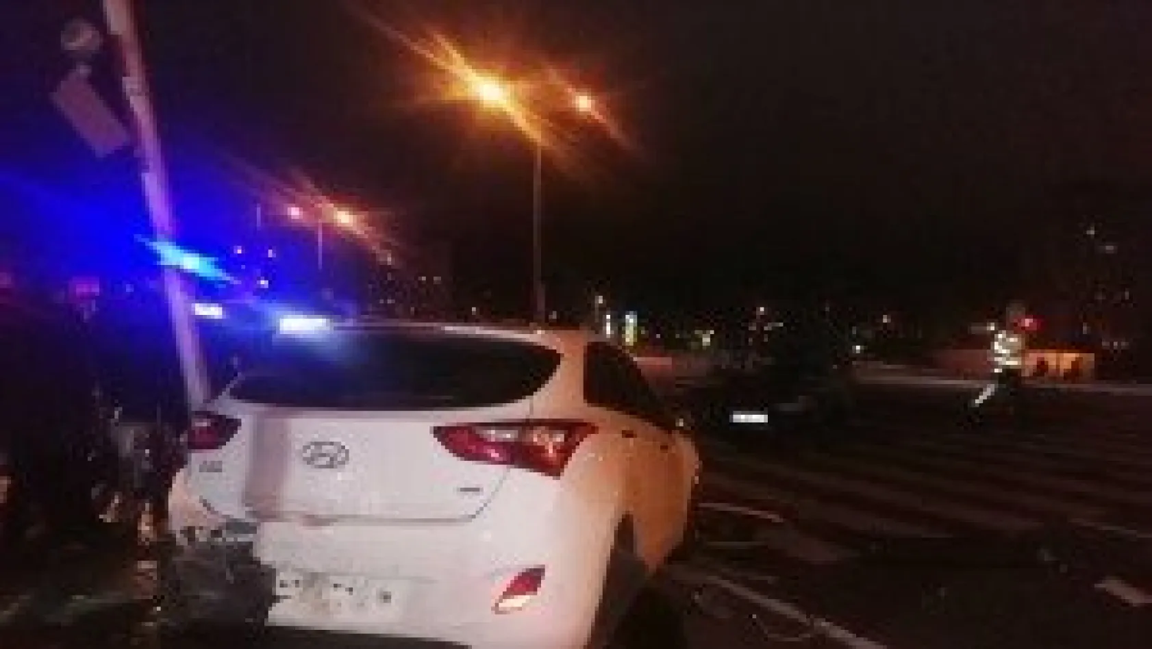 2 araç kavşakta çarpıştı: 4 yaralı