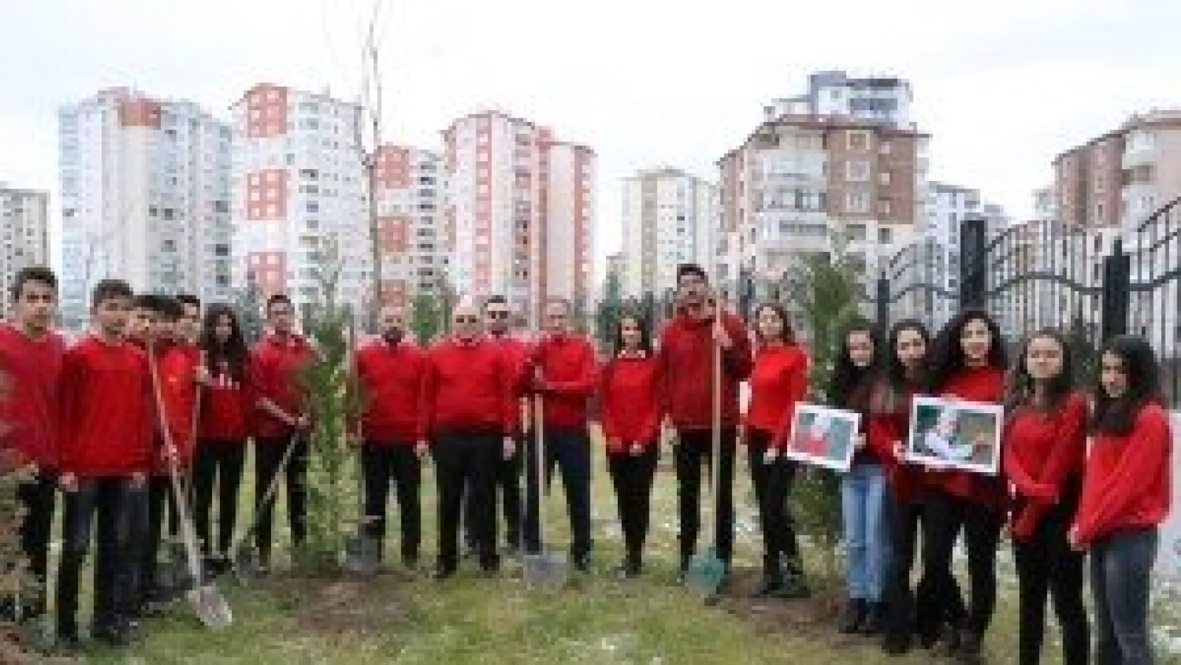 'Toprak Dede' anısına 100 ağaç toprakla buluştu