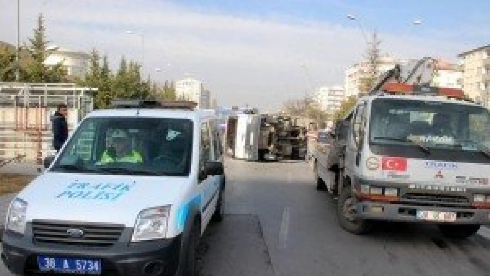 Tekeri çıkan kamyon yan yattı