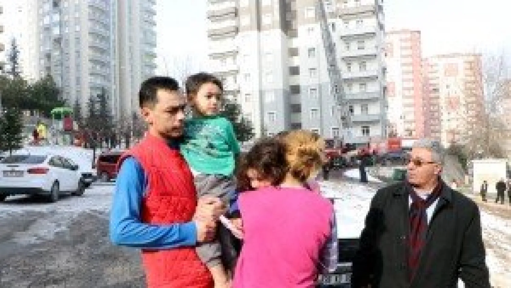 Her şeyden habersiz etrafı seyrettiler