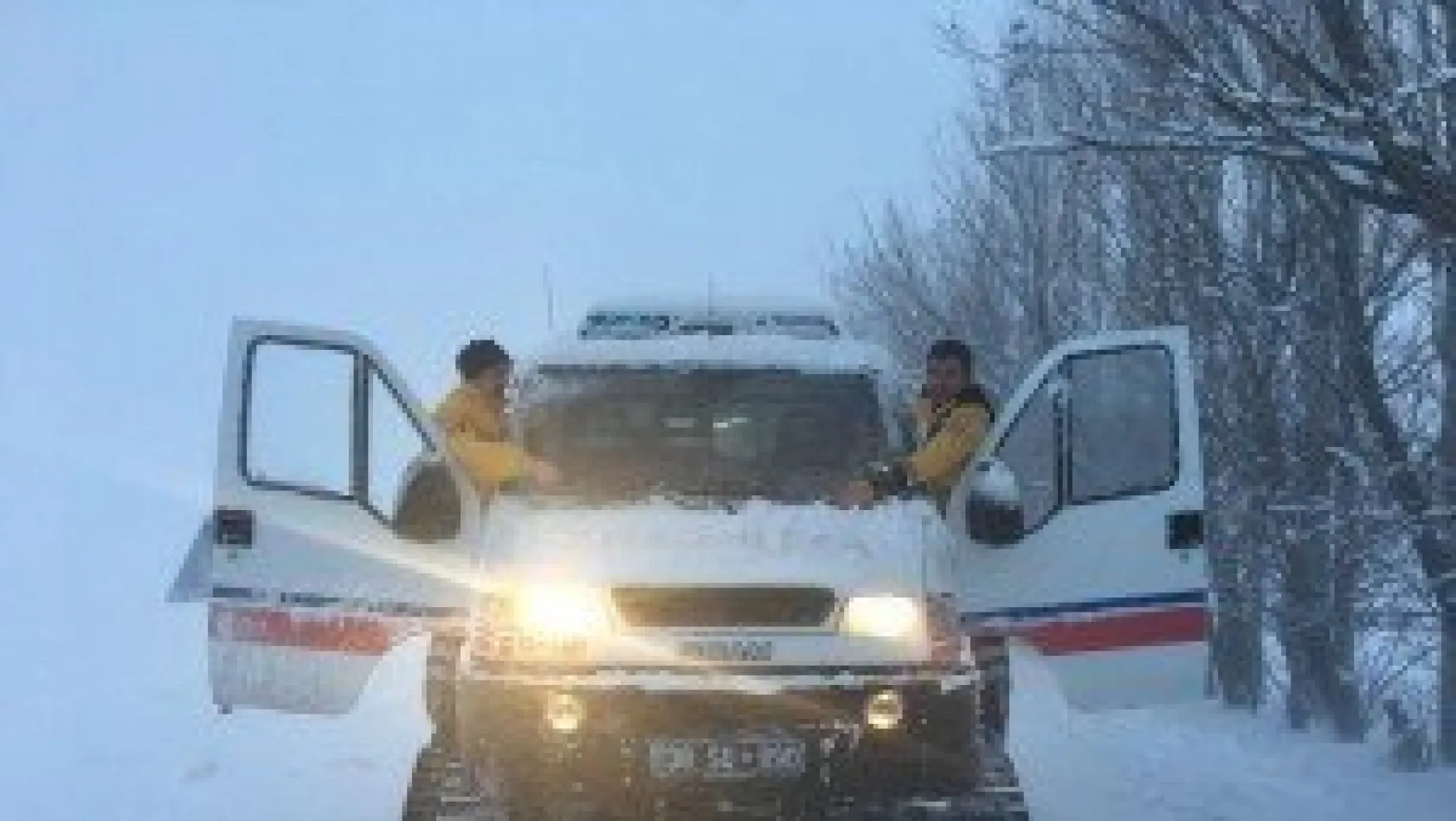 Hastaların çağrısına paletli ambulansla yetiştiler