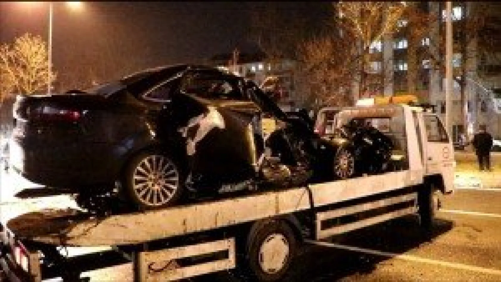 Halk otobüsüne çarptı hurdaya döndü