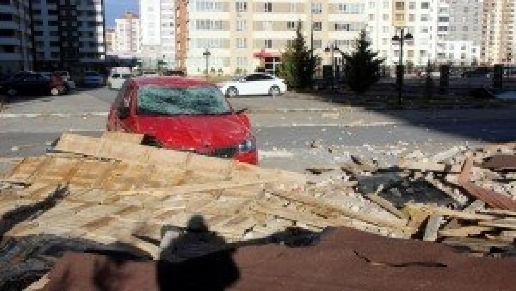 Saatte 110 kilometre hıza ulaşan rüzgar Kayseri'yi savaş alanına çevirdi