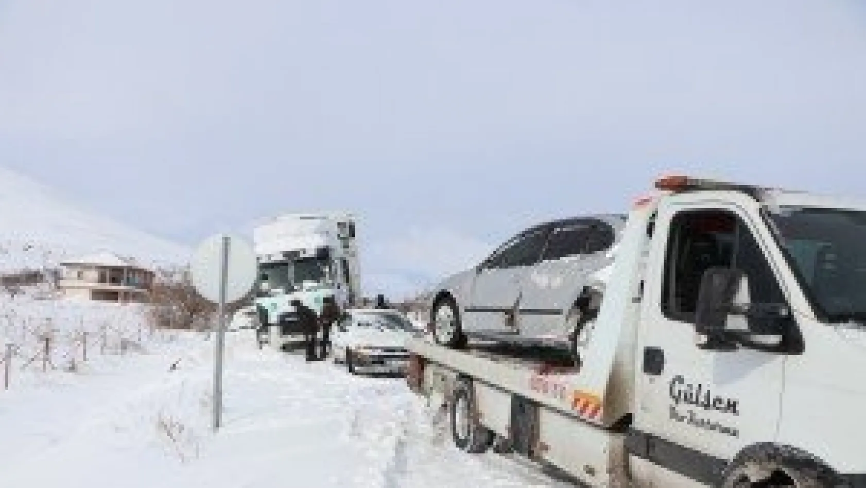 Tır, 3 otomobile çarptı: 6 yaralı
