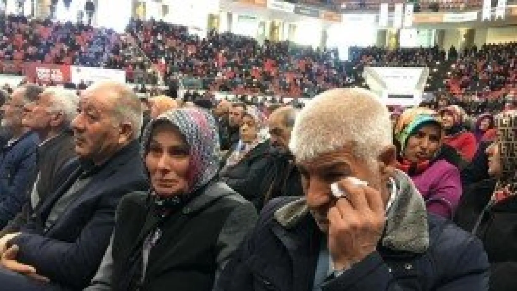 Engelli oğulları adına ev çıkınca gözyaşlarına hakim olamadılar