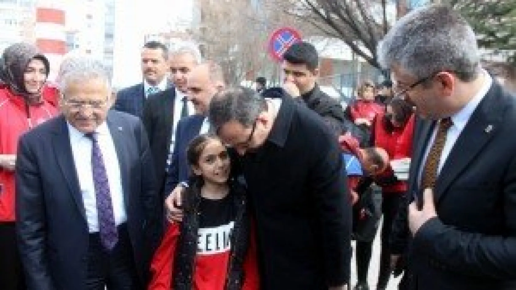 Kasapoğlu çocuklara kitap ve top hediye etti