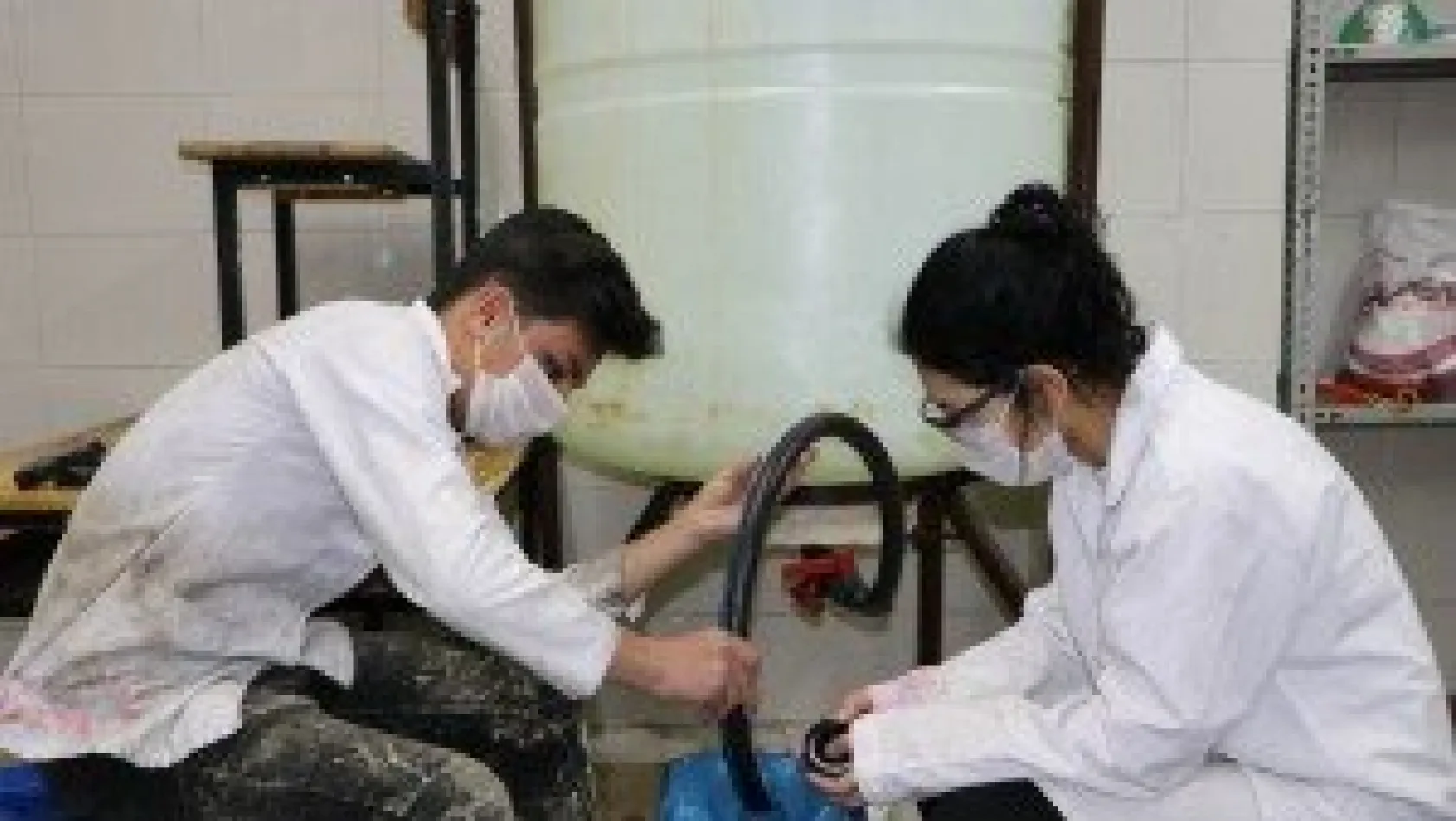 Öğrenciler dezenfektan yetiştirmek için fabrika gibi çalışıyorlar