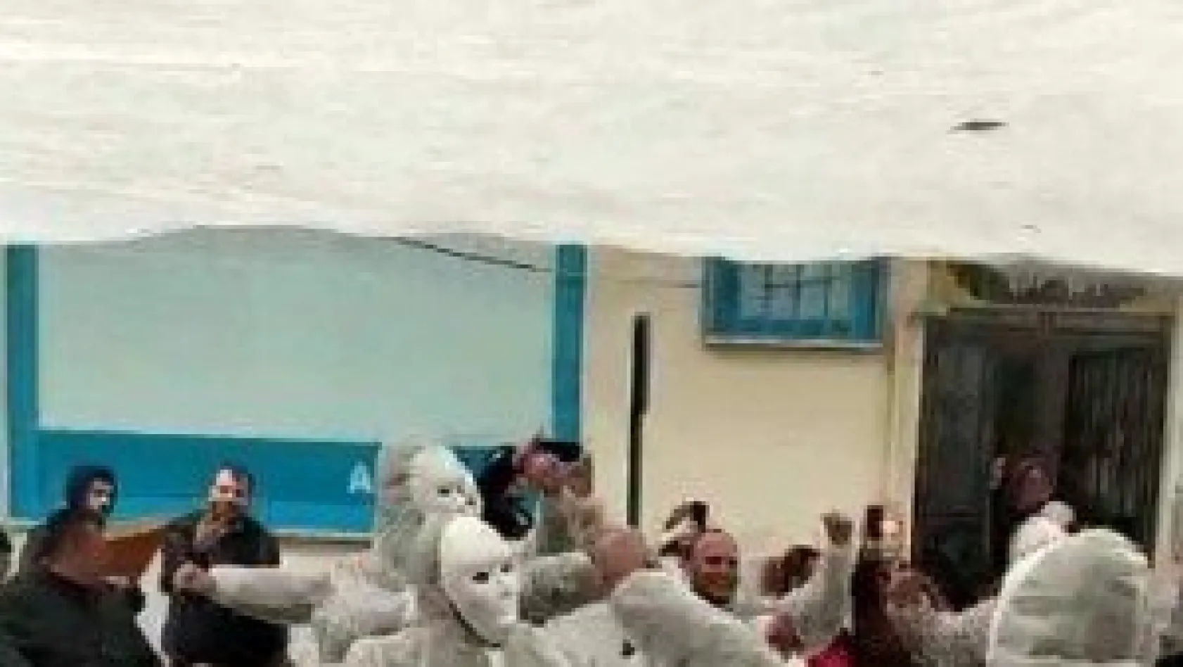 Ne düğünden vazgeçtiler ne de tedbir almaktan...