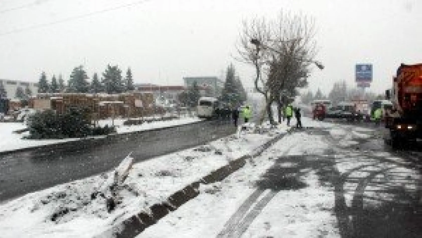 5 servis ve 1 tır çarpıştı: 18 yaralı
