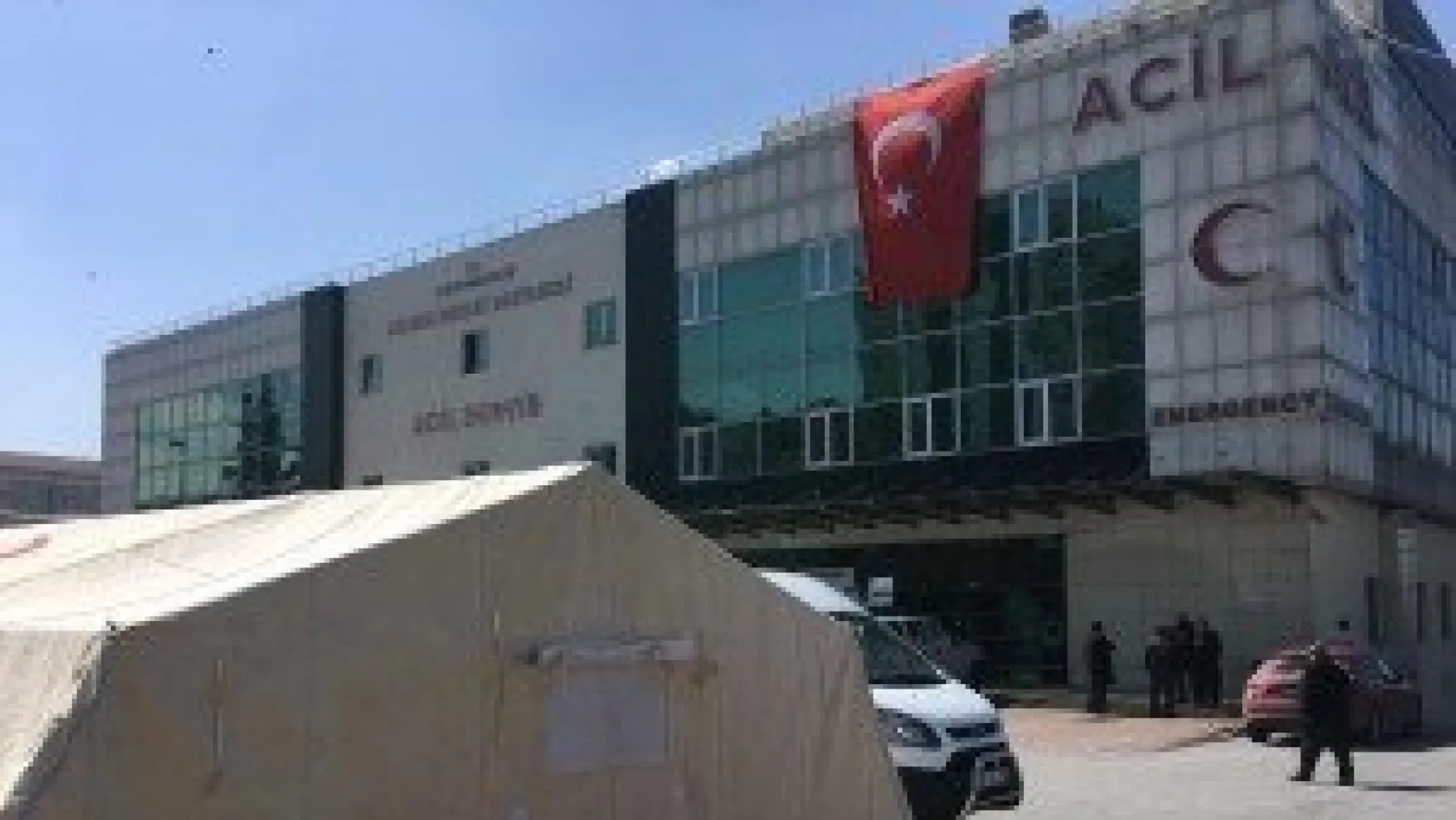 Kayseri'de hastalar için devlet hastanesinin bahçesine çadır kuruldu