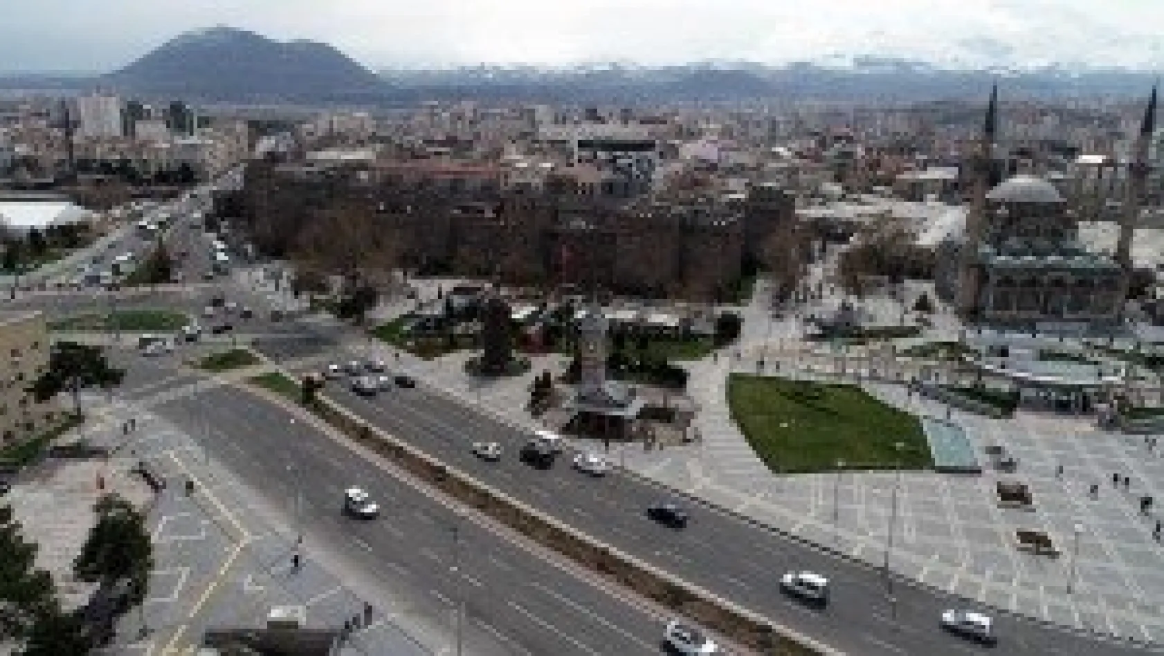 Korona virüs nedeniyle meydanlar boş kaldı