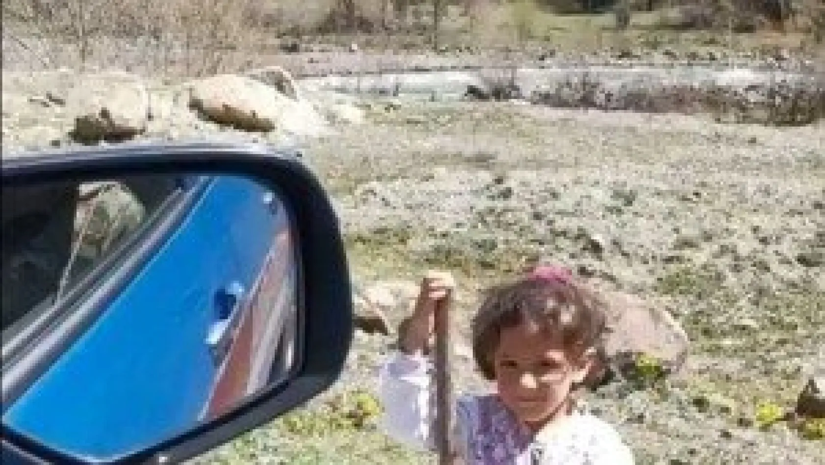 Zor Günlerden Geçerken Minik Kız Yürekleri Isıttı