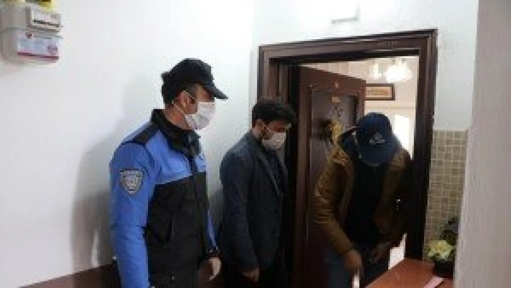 Sokağa çıkamayan ve 20'nci yaşına giren gence polislerden sürpriz
