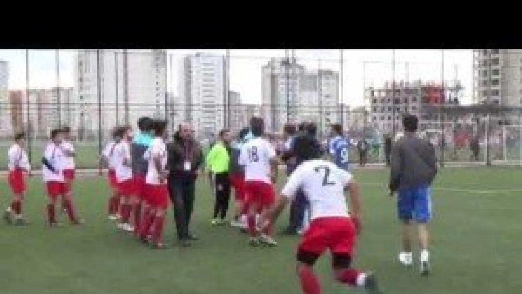 Amatör Maçta Büyük Kovalamaca Ve Kavga