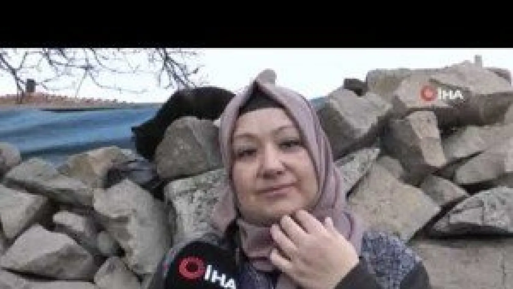 Ana kız sokak hayvanlarına kol kanat gerdi