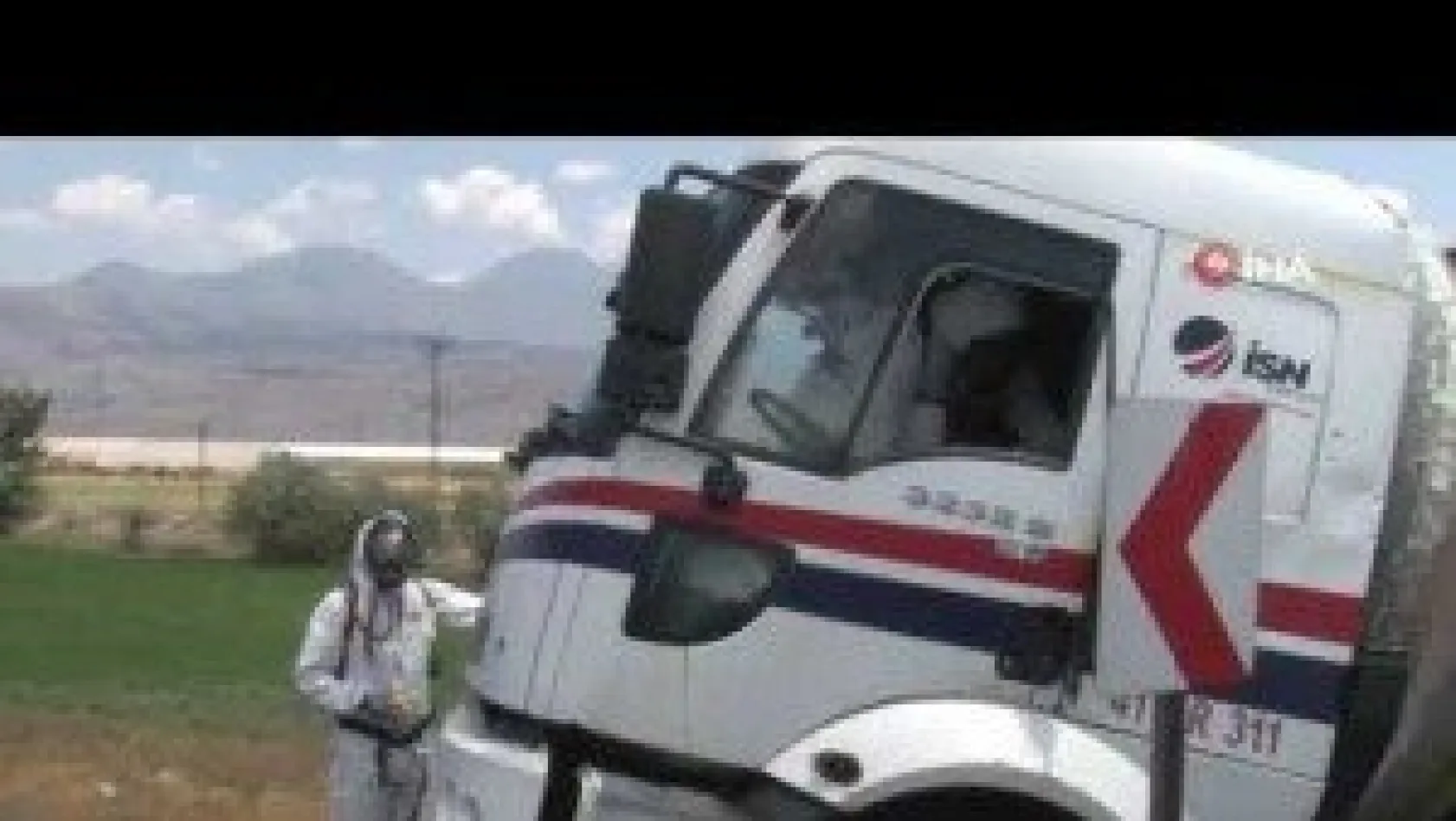 Asit yüklü tanker devrildi