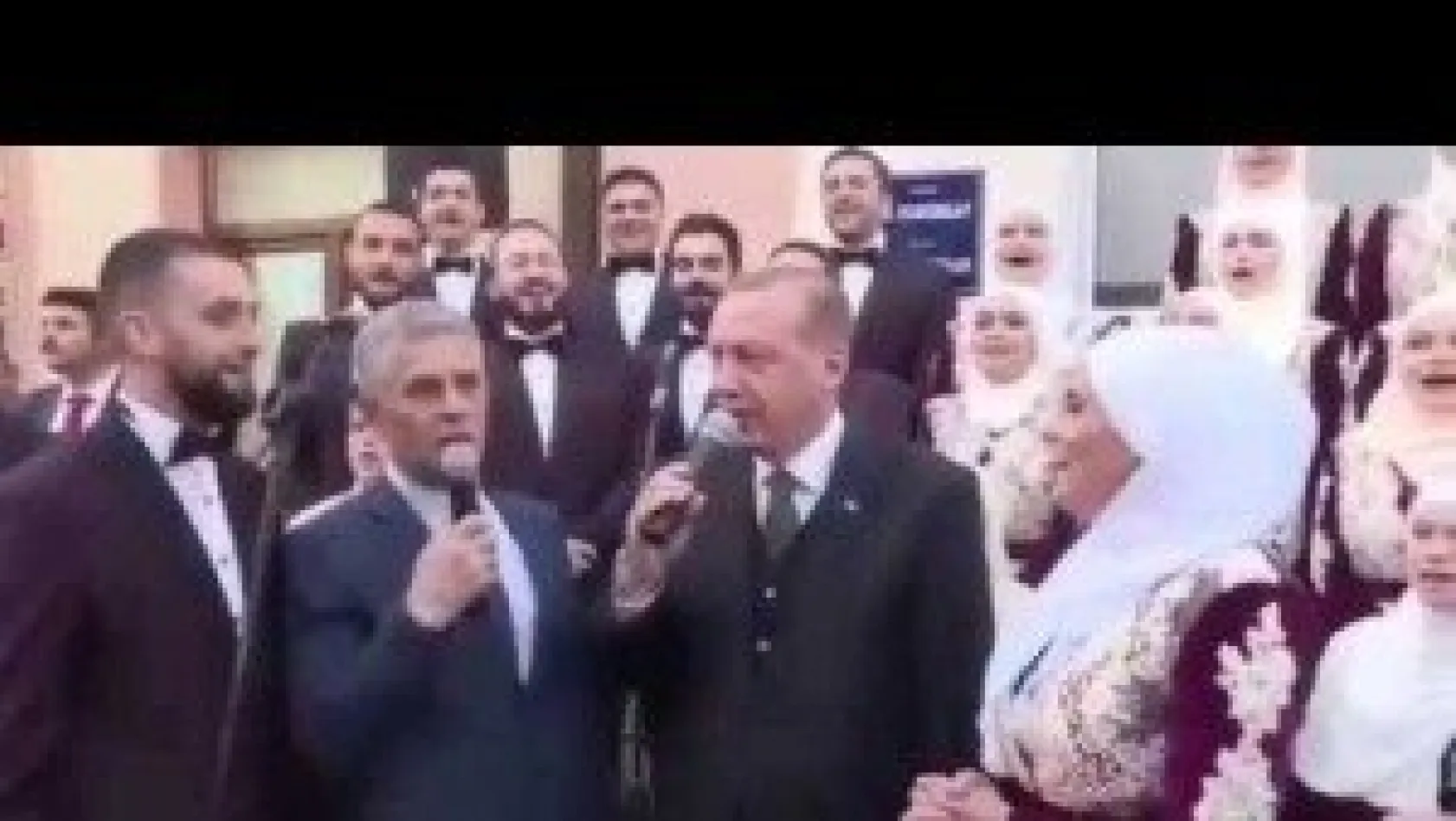 Cumhurbaşkanı Erdoğan Boşnak gençlerle ilahi söyledi
