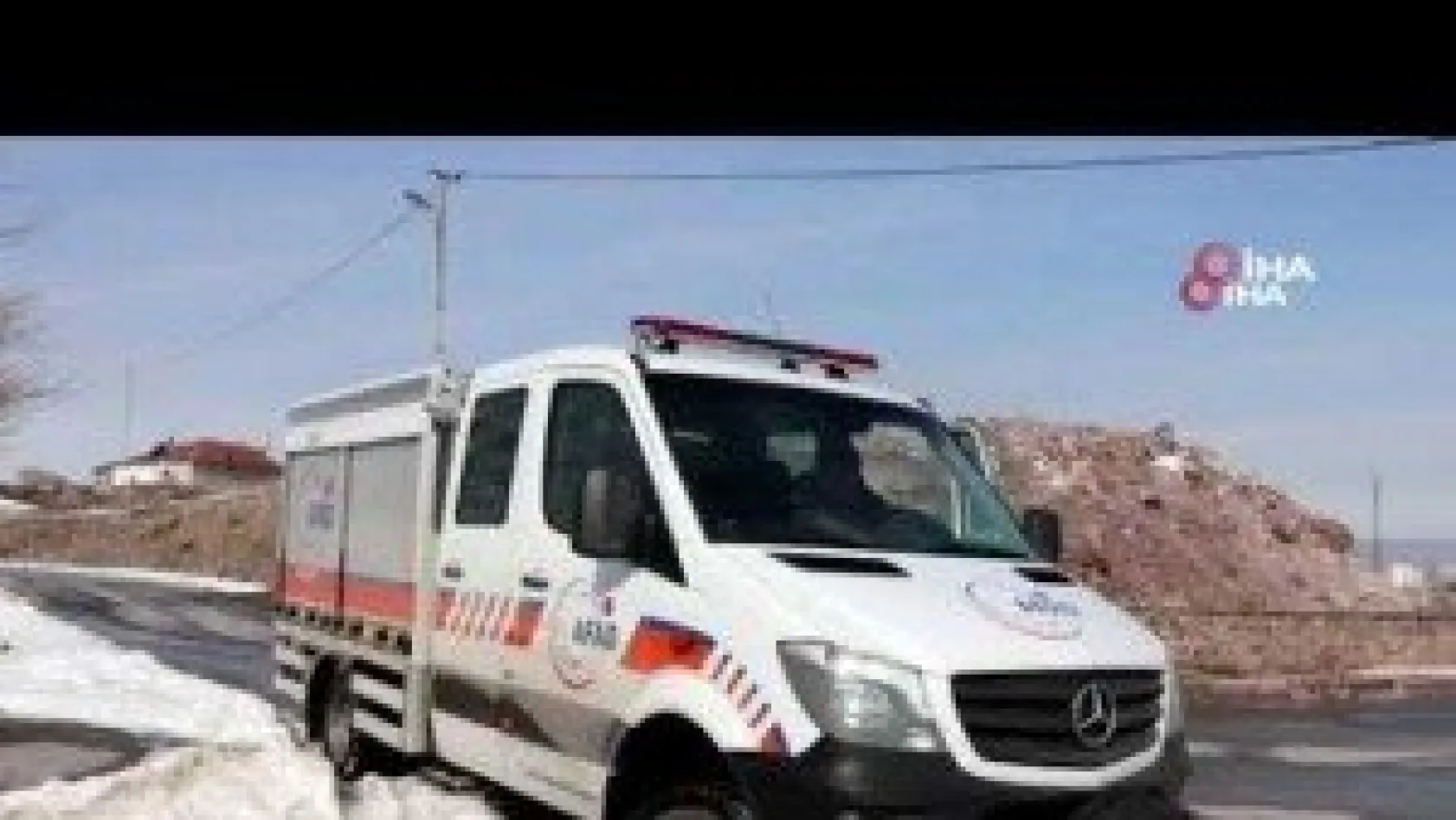 Dağın zirvesine fotoğraf çekinmek için çıkmış