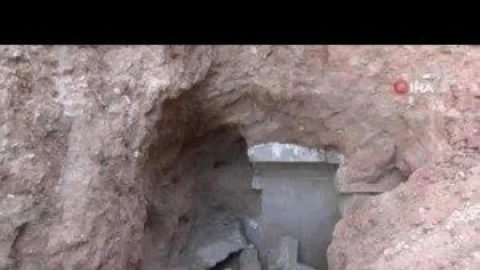 Definecilerin greyder ile ikiye böldüğü tepeden anıt mezar çıktı