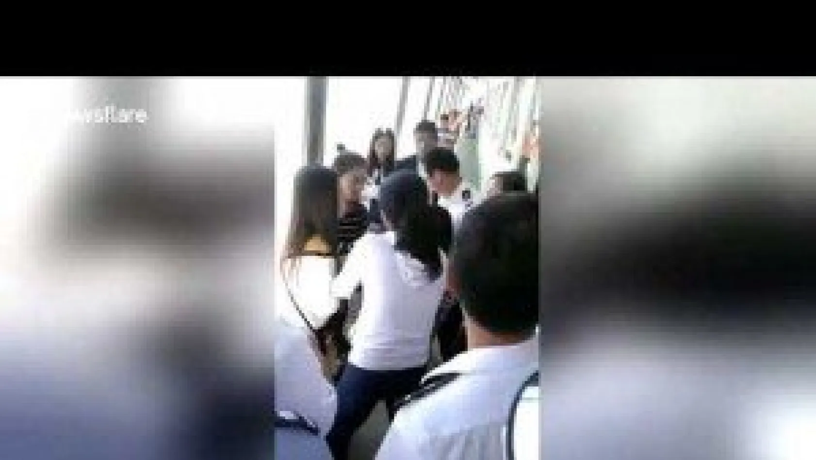 Denize düşen telefonun peşinden atlamaya kalktı