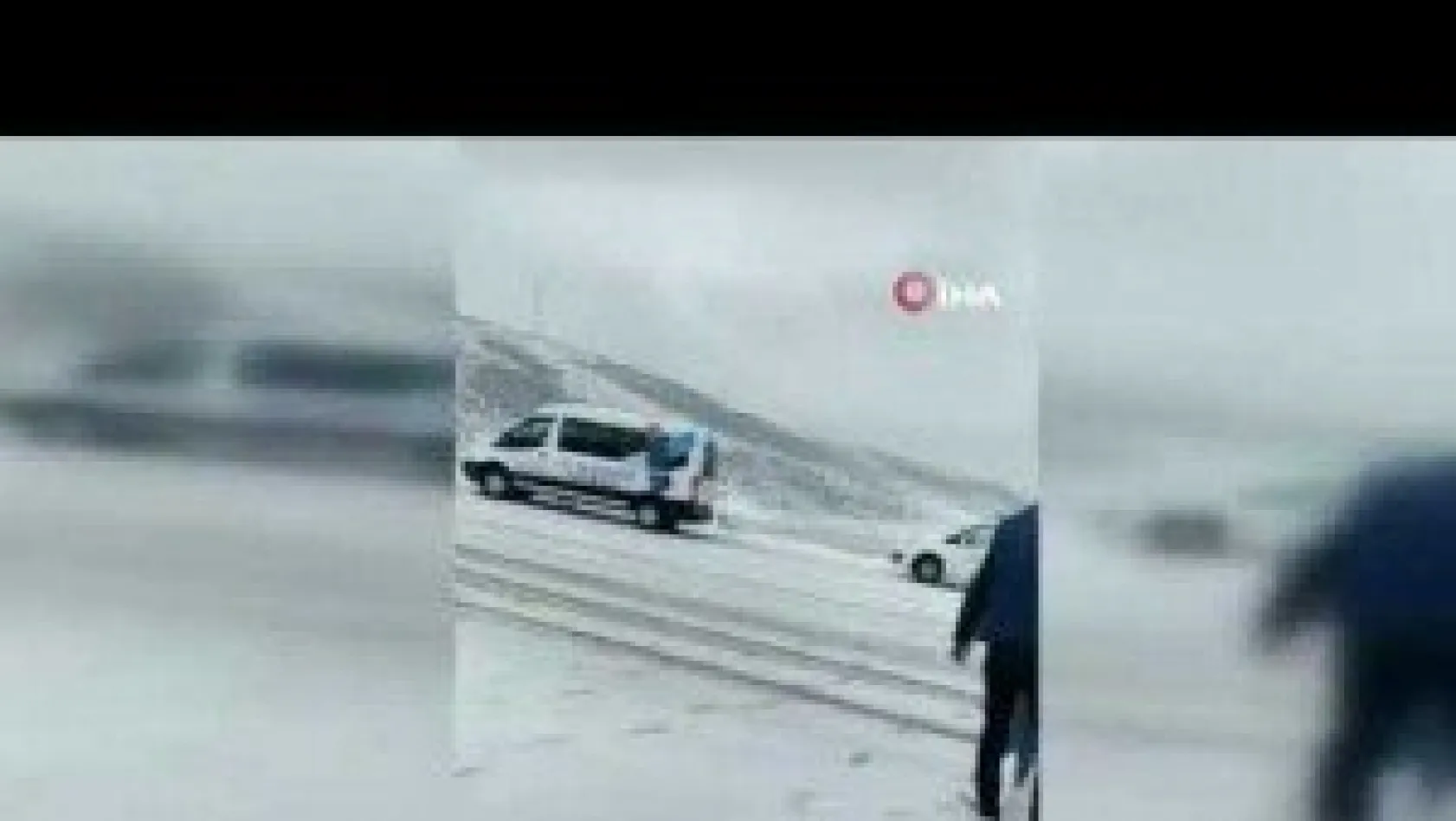 Erciyes'te yolcu minibüsü şarampole devrildi: 3 yaralı