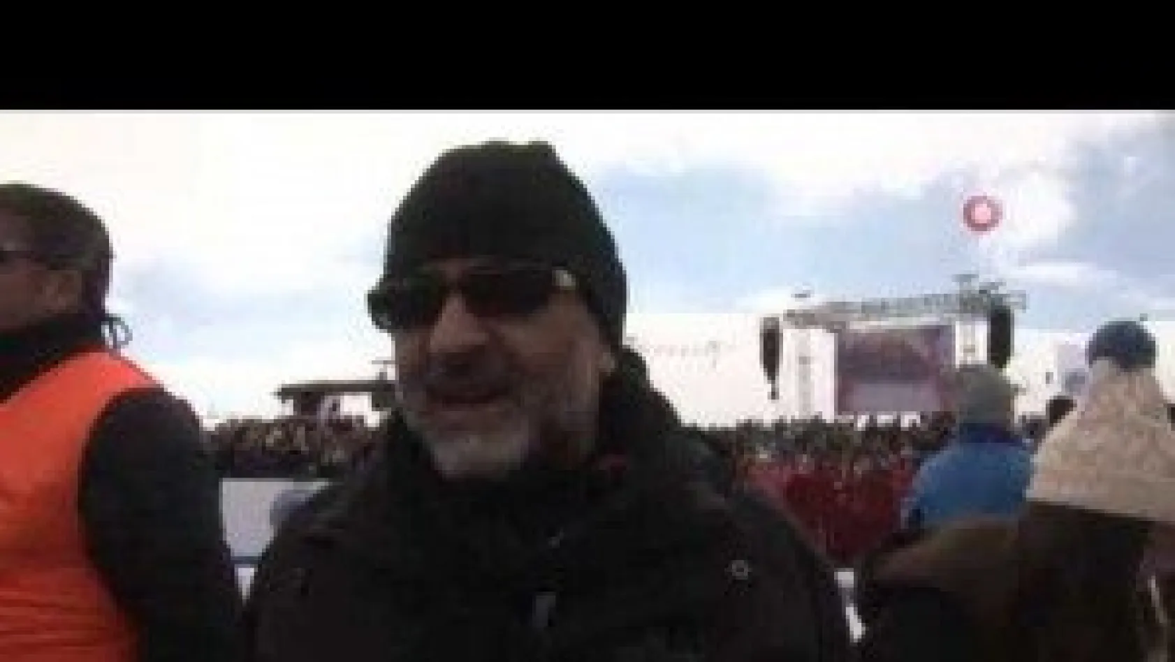 Farklı kostümlerle buz gibi suya atladılar