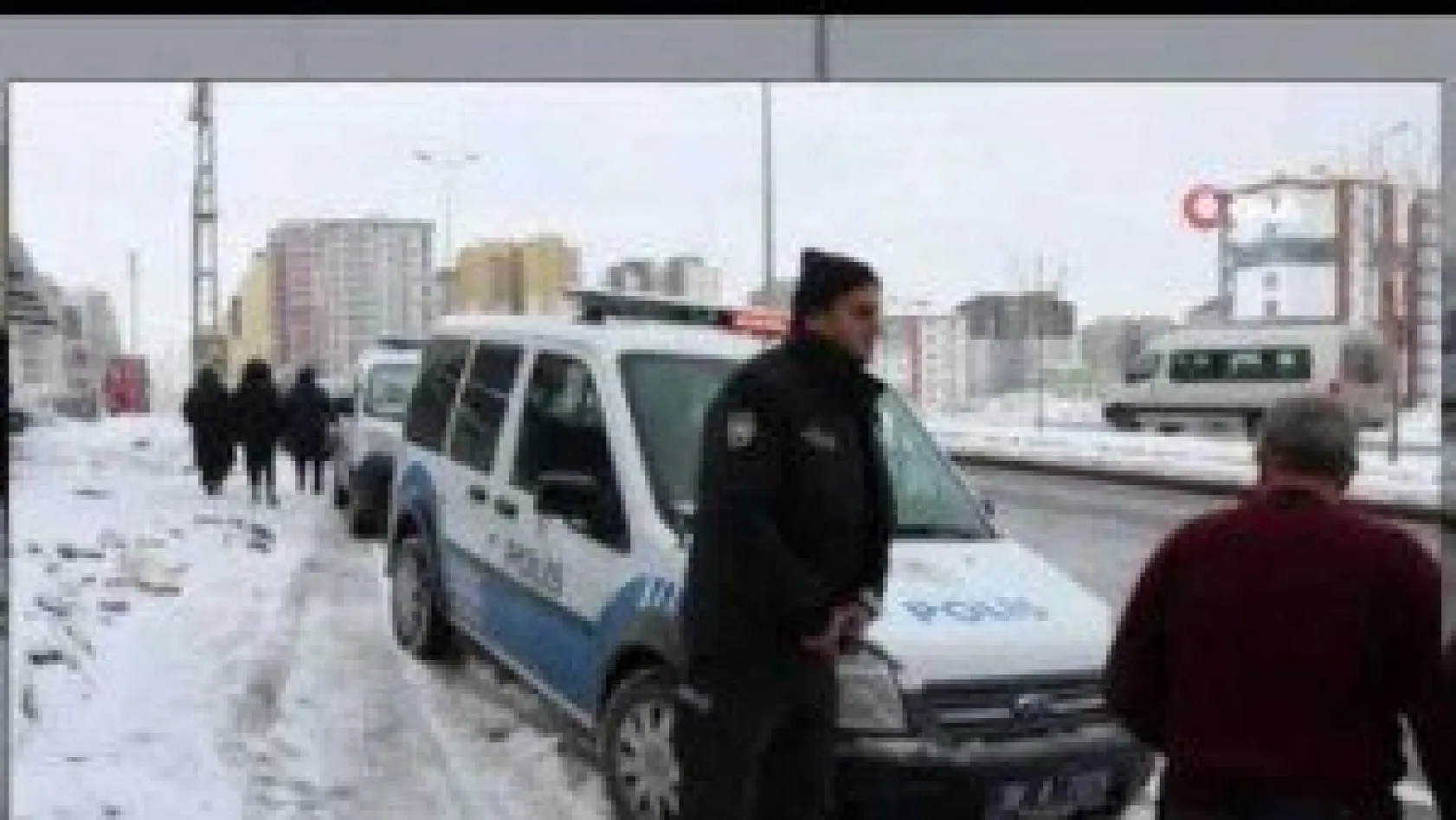 Fren Yerine Gaza Basınca Araç Dükkana Daldı: 2 Yaralı