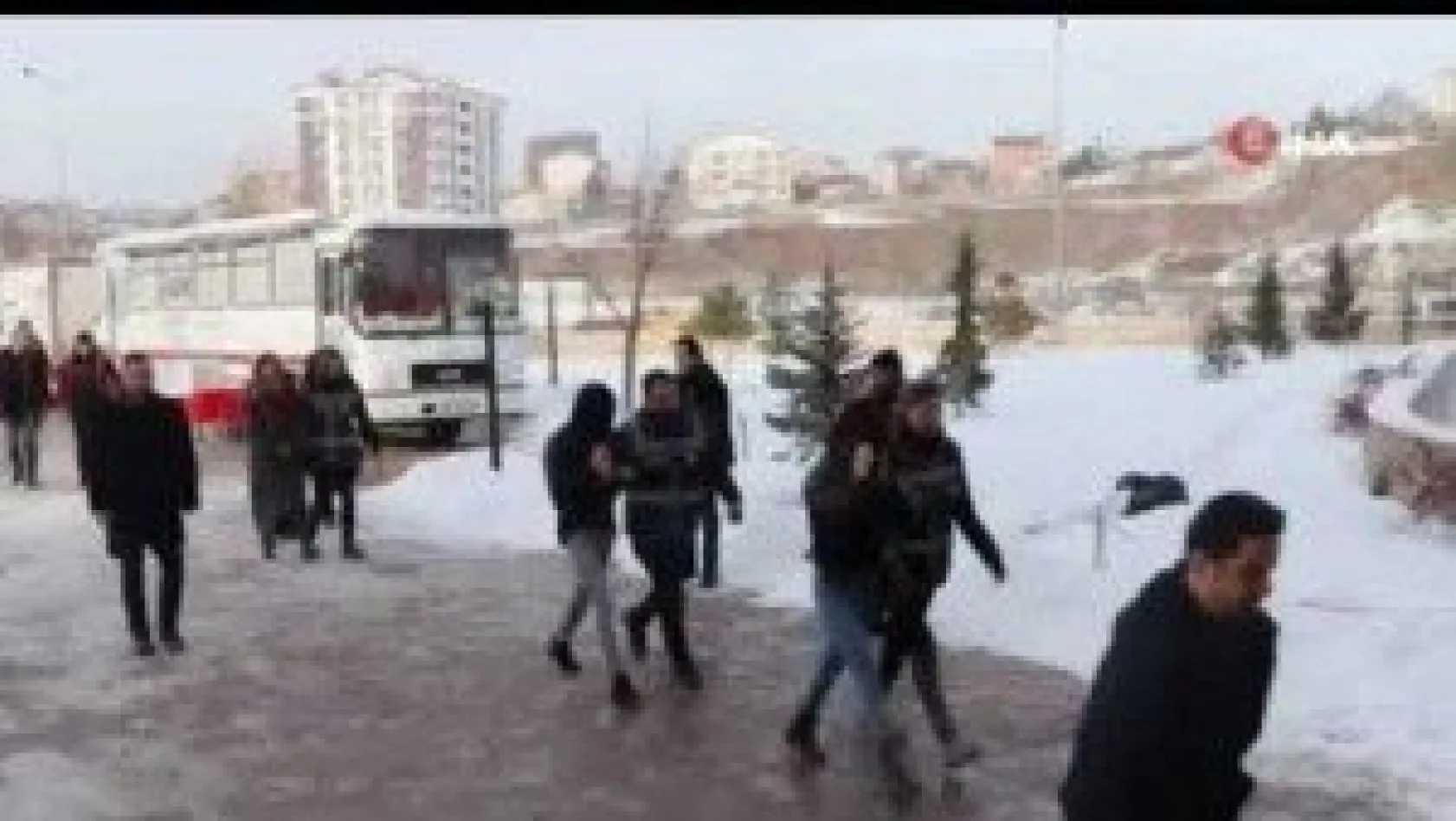 Gazetecileri Soyunmakla Tehdit Etti