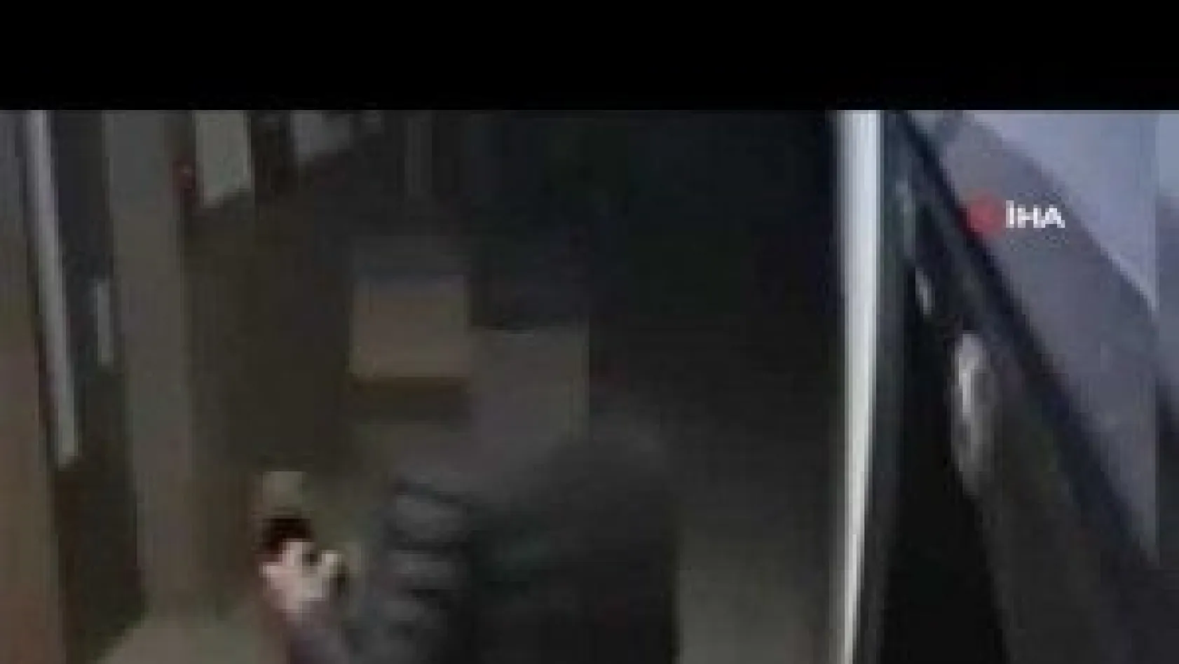 Güvenlik kamerasını fark eden hırsız ayakkabıyı geri attı