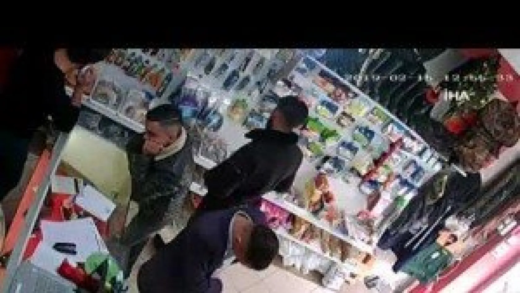 Güvenlik kamerasını göre göre silahı böyle çaldı