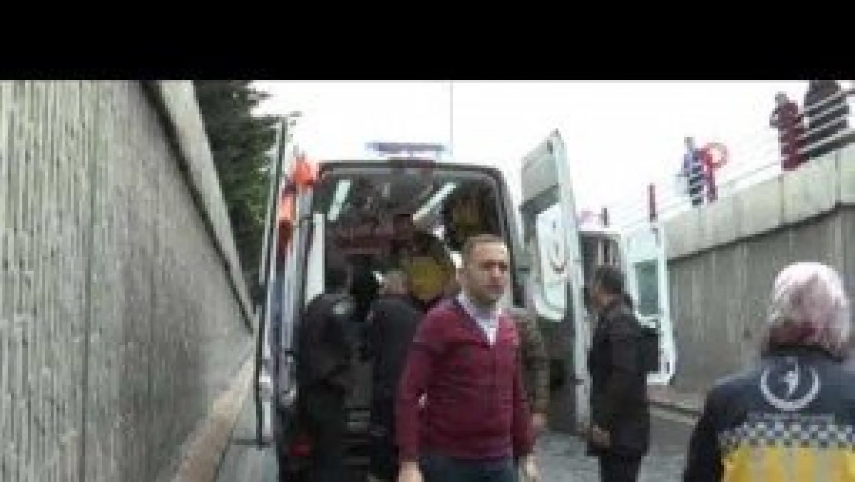 Halk Otobüsü Alt Geçitte Kaza Yaptı: 8 Yaralı