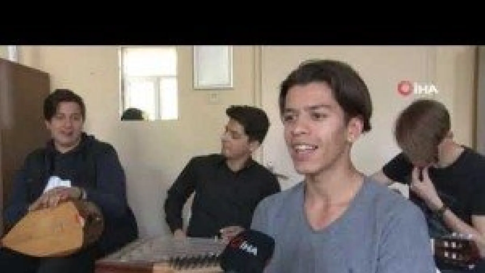 Hasta çocukların ve yaşlıların gönüllü müzik grubu
