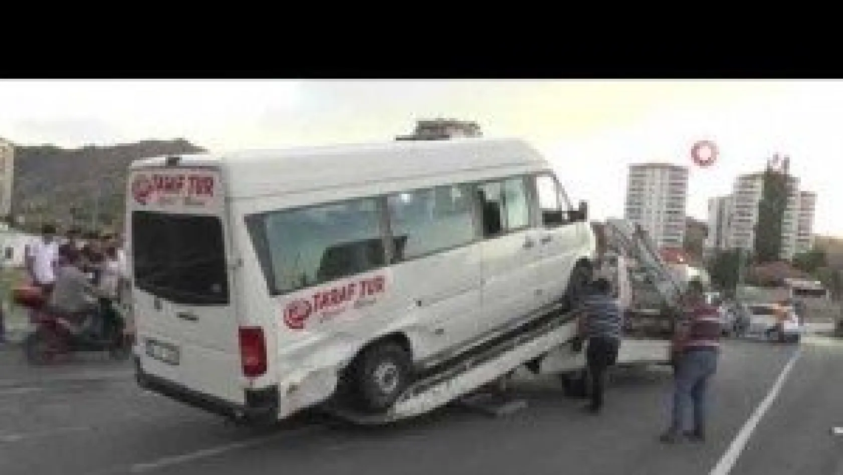 İşçi servisi kaza yaptı: 10 yaralı