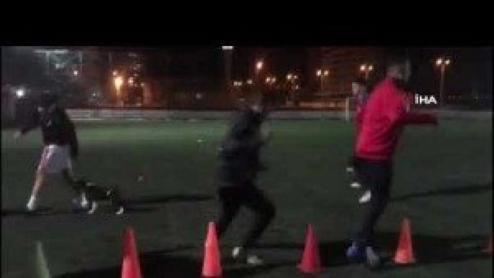 Isınması İçin İçeri Aldıkları Köpek Futbolcularla Antrenman Yaptı