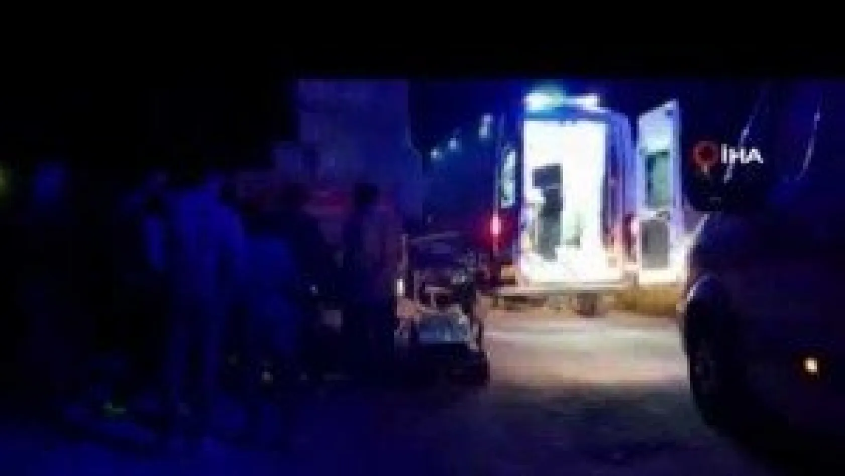 Jandarmadan kaçan motosiklet römorka çarptı: 2 yaralı