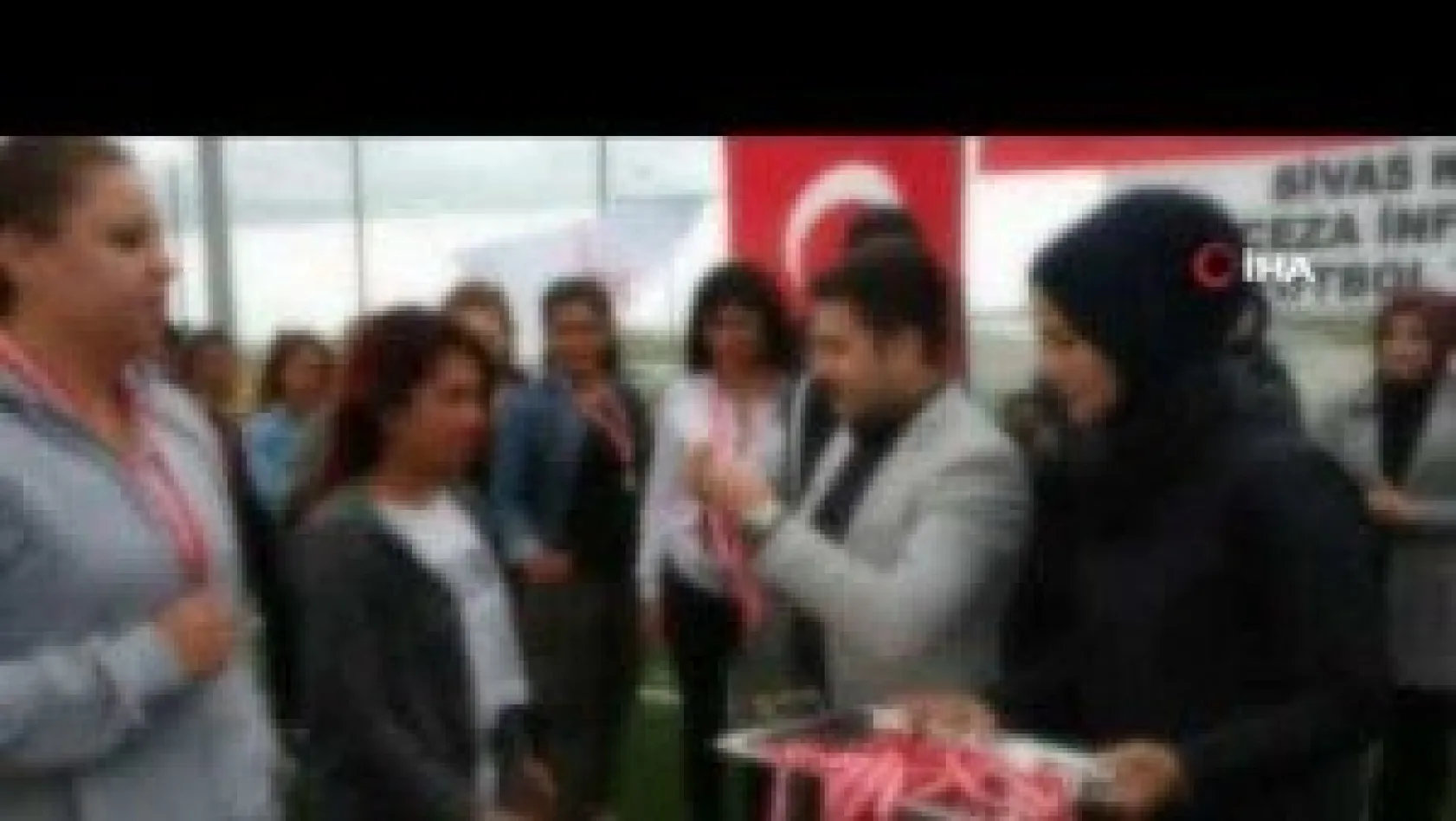Kadın mahkumlar yeşil sahada