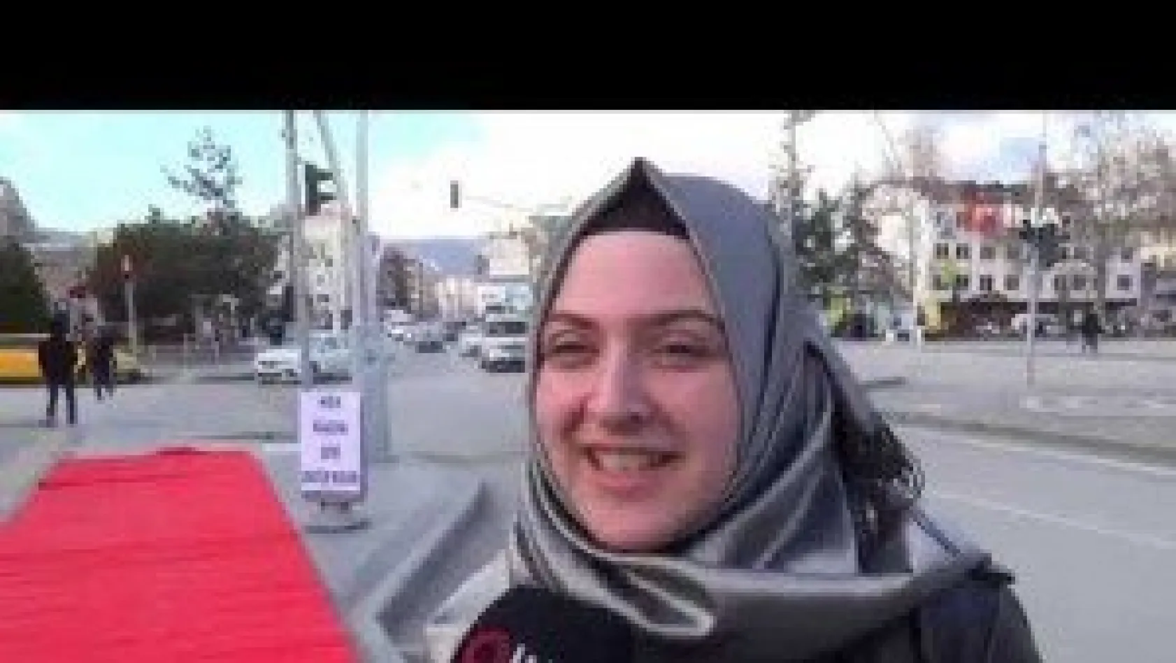Kadınların Yollarına Kırmızı Halı Serdiler