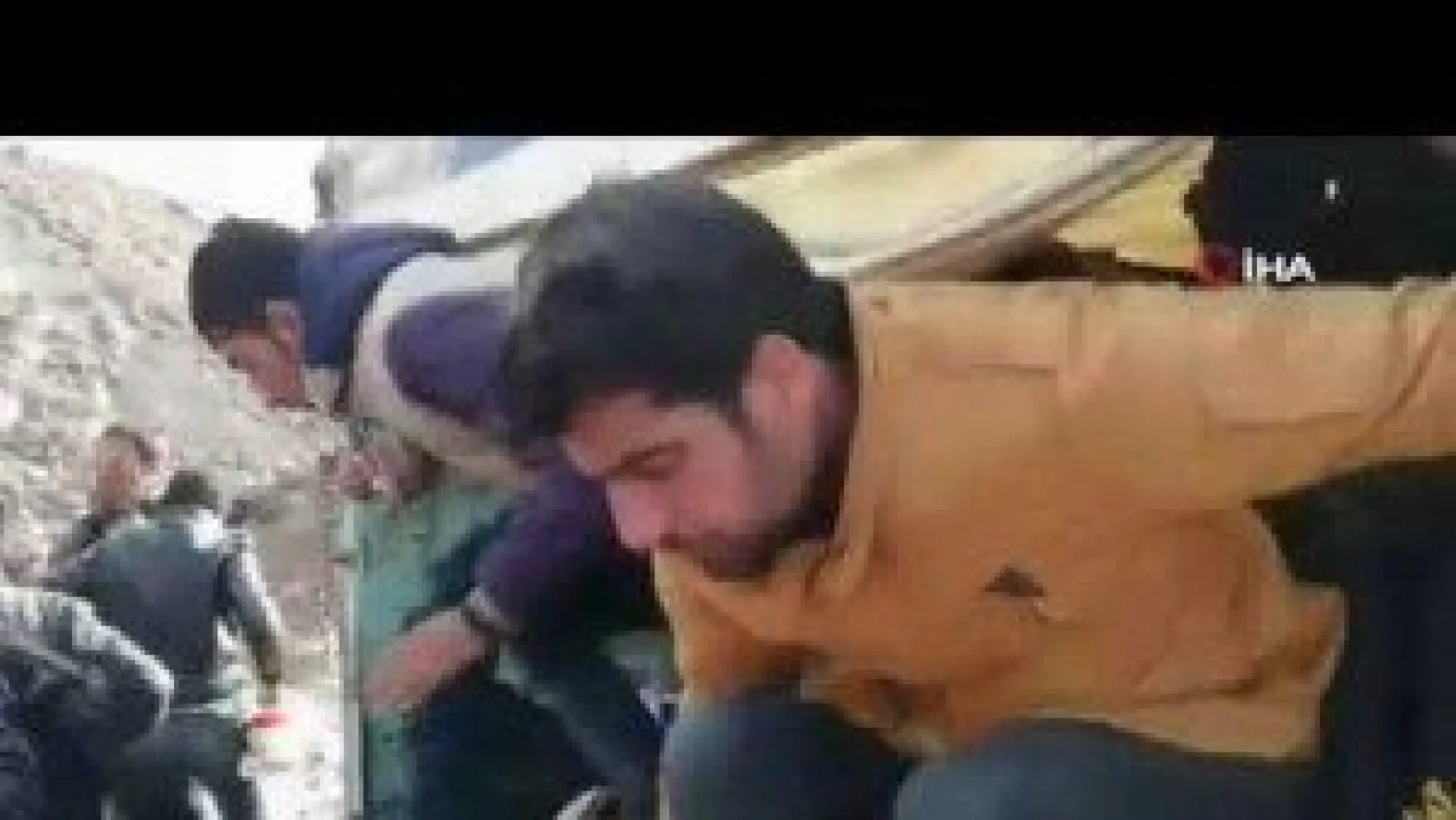 Kamyonun kasasından 33 kaçak göçmen çıktı