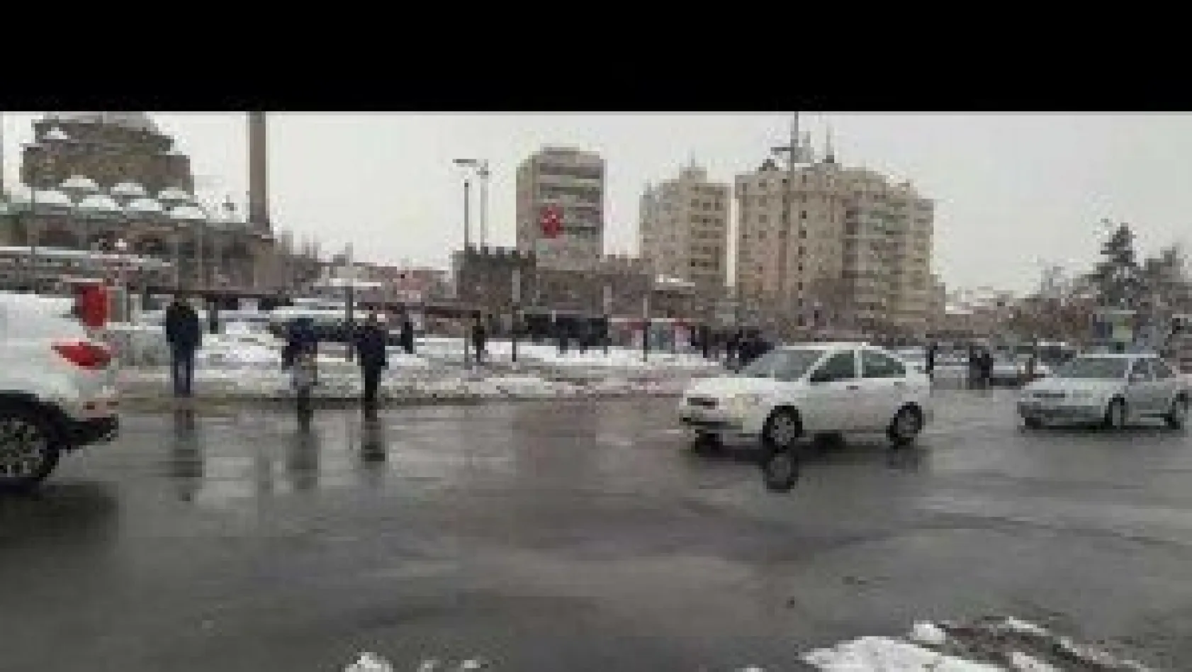Kar yağışı yayalara zor anlar yaşattı