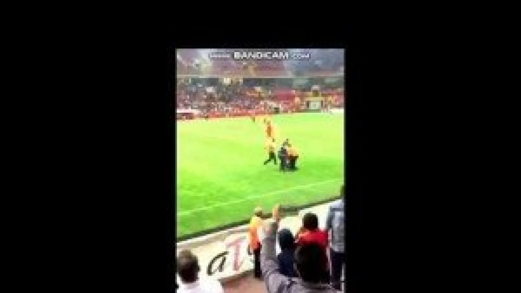 Kayserispor maçında sahaya atladı