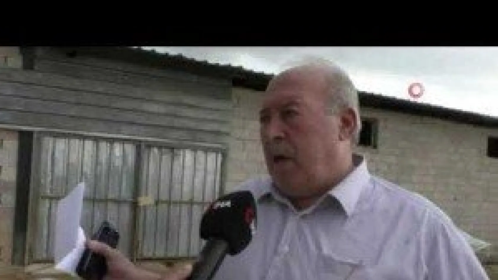 Mühürlenen mandırada hayvanları pencereden yemliyorlar