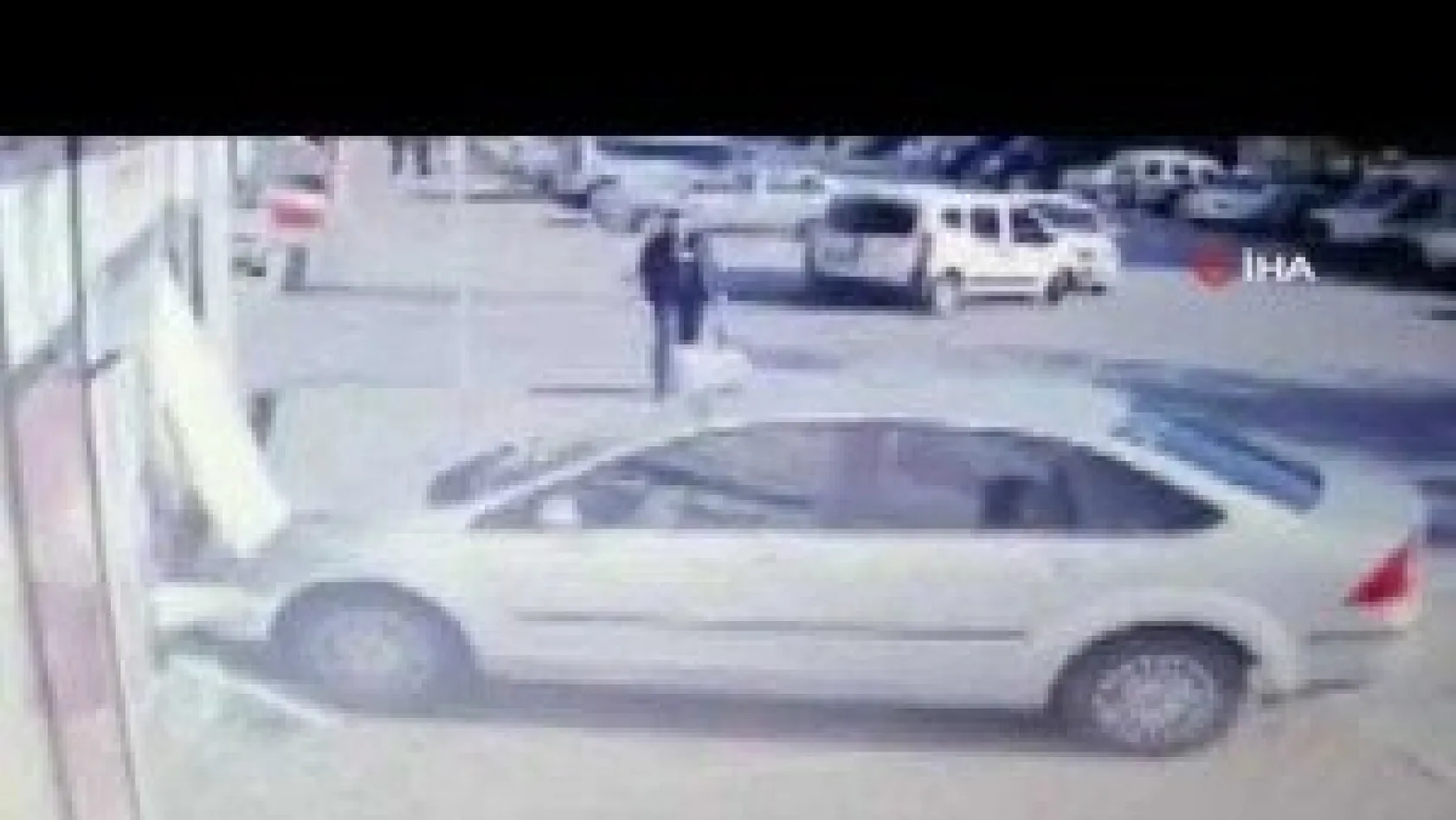Önlerinde olan kazaya aldırış etmeden geçip gittiler