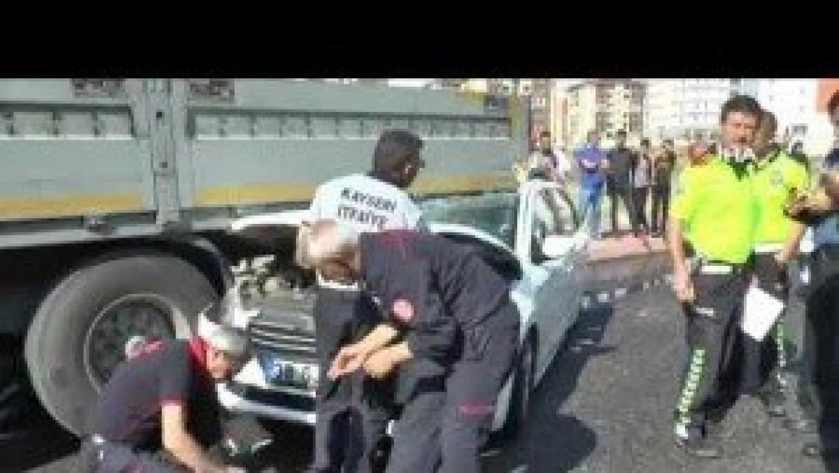 Otomobil park halindeki tırın altına girdi