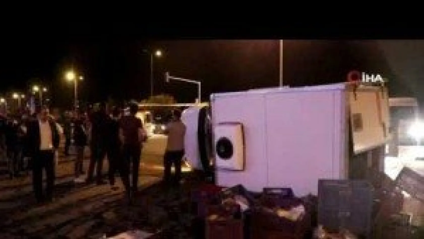 Otomobille kamyonet çarpıştı: 3 yaralı