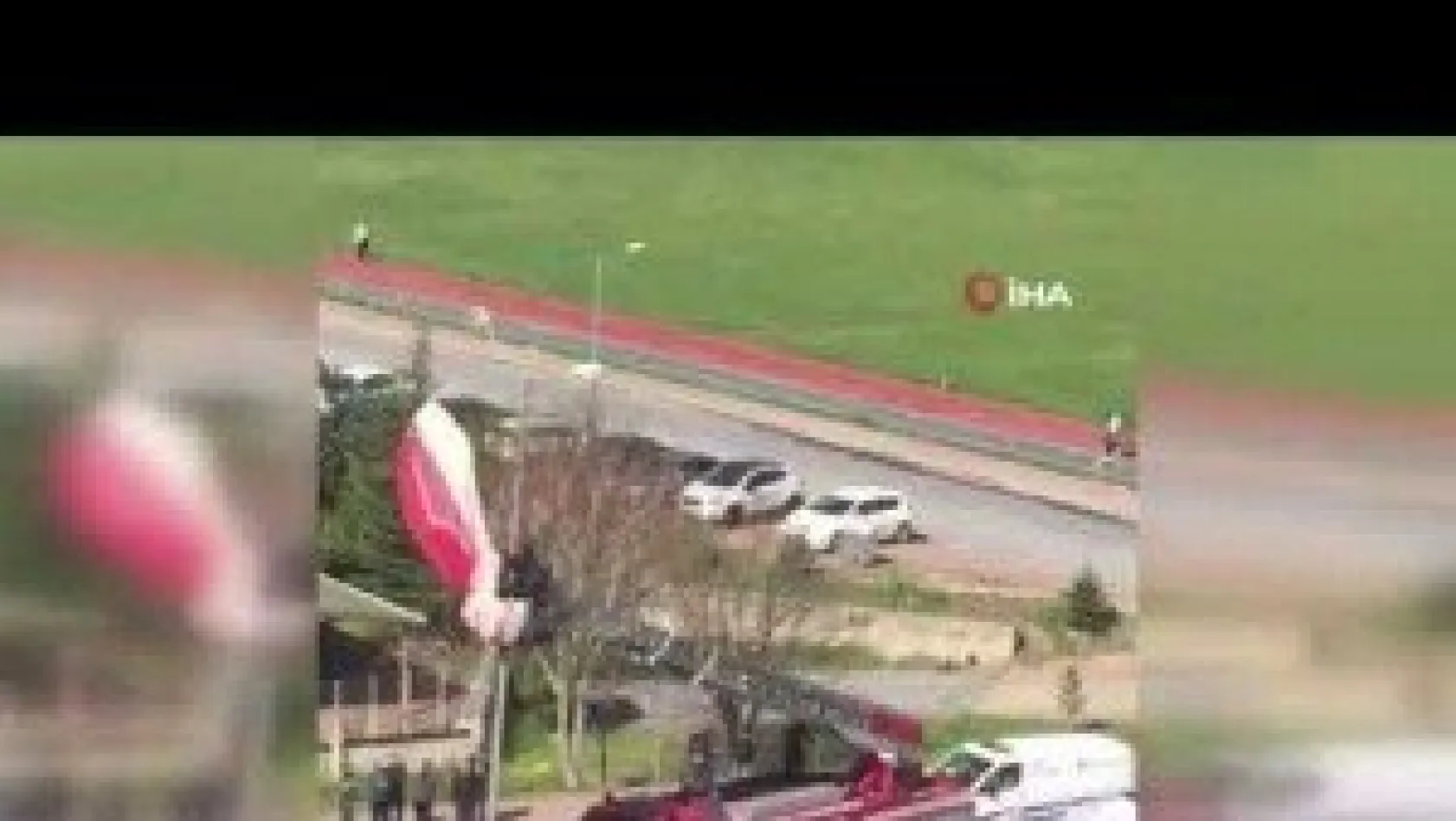 Paraşütçü direğe takıldı, itfaiye kurtardı