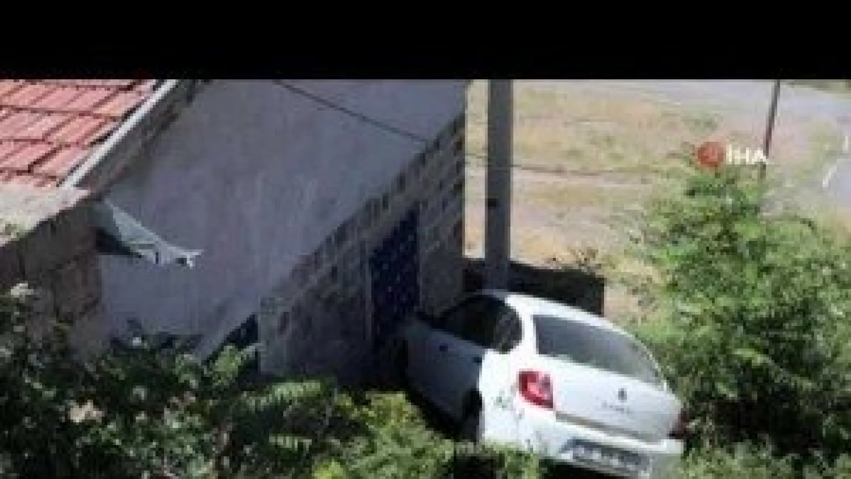 Şarampole uçan araç eve çarparak durabildi: 2 yaralı