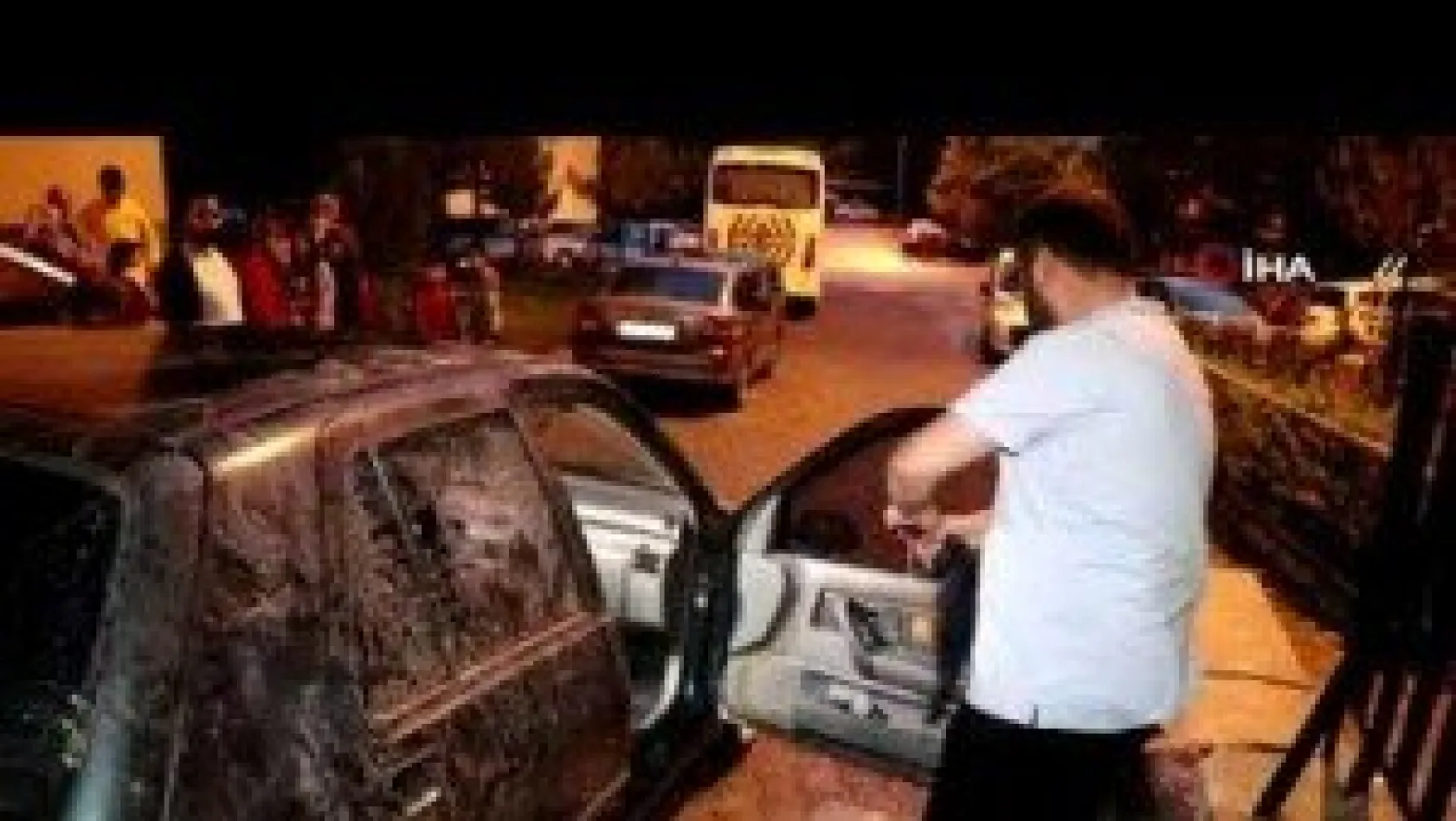 Sele dayanamayan istinat duvarı araçların üstüne yıkıldı
